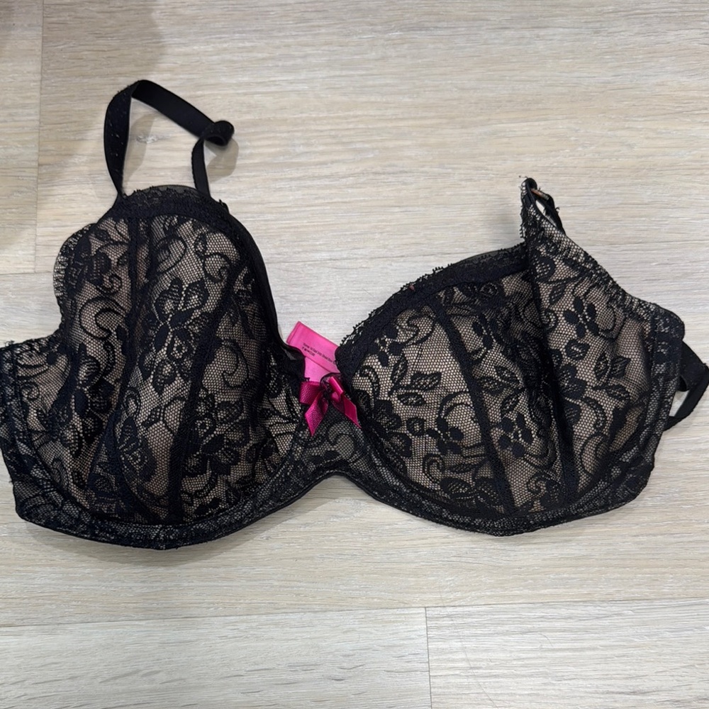 **Betsey Johnson Black Lace Underwire Bra